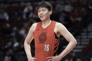 必赢体育官方网站-心系老东家！杨瀚森助威青岛季后赛：祝兄弟们放平心态、一路高歌